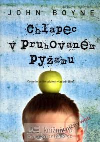 Chlapec v pruhovaném pyžamu